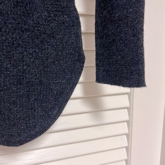 TAHARI Extra Fine Merino Wool Cowl Neck Long Sleeved Sweater GUC Size Small - Picture 7 of 12